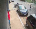 Cenas fortes: Idosa é atropelada por motociclista sem CNH na Grande BH
