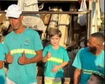 Criança comemora aniversário e emociona garis em Carmo do Cajuru