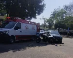 Acidente entre carro e moto deixa dois feridos em Divin&oacute;polis