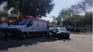 Acidente entre carro e moto deixa dois feridos em Divinópolis