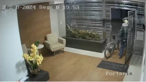 Dupla invade e furta prédios no bairro Dr. José Thomaz, em Divinópolis; veja vídeo