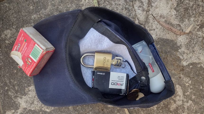 Ladr&atilde;o tenta furtar bon&eacute; e cadeado, mas &eacute; 'pego no flagra' em Divin&oacute;polis