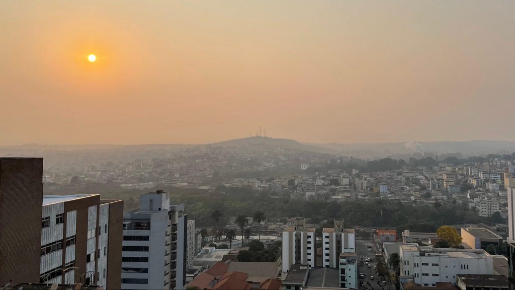 Calor e céu 'esfumaçado' em Divinópolis: Veja a previsão nesta quarta (4/9)