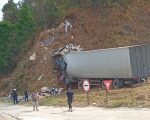 Vídeo: Caminhão bate em barranco na Serra de Itaguara, na Grande BH