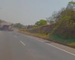Vídeo: Caminhão bate em carretas e cai em abismo na BR-381, na Grande BH