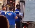 Vídeo: Ex-goleiro Bruno é visto descarregando caminhão no Rio de Janeiro