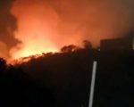 Vídeo: incêndio ameaça casas no bairro Tupi