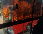 Vídeo: Ônibus é incendiado em resposta à morte de traficante na Grande BH