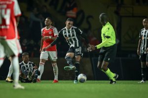 Galo vai honrando o Brasileir&atilde;o, mas pensando s&oacute; nas Copas. Atl&eacute;tico x Internacional. A Minas FM transmite.