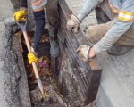 Em período de chuvas, Prefeitura de Divinópolis faz limpeza de bueiros na cidade