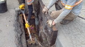 Em per&iacute;odo de chuvas, Prefeitura de Divin&oacute;polis faz limpeza de bueiros na cidade