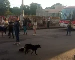 VÍDEO: Moradores protestam em São José dos Salgados contra mudança no horário de ônibus