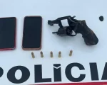 Homem atira contra ex e bate moto em viatura durante fuga