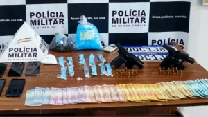 Perdig&atilde;o: PM apreende 165 pinos de coca&iacute;na, armas e ve&iacute;culo clonado
