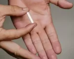 Anvisa proíbe implantes hormonais manipulados, conhecidos como chip da beleza