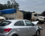 Batida entre carro e caminhão deixa homem ferido na BR-494, em Divinópolis