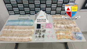 Mulher &eacute; presa com R$ 13 mil do tr&aacute;fico e xinga policiais durante abordagem em Pitangui