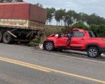 Mulher morre e idoso fica ferido após carro bater na traseira de carreta na BR-262