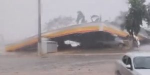 V&iacute;deo: Temporal derruba posto de combust&iacute;veis em Luz