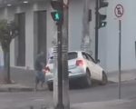 Gol bate na trave: acidente de carro é filmado em Divinópolis; motorista foge