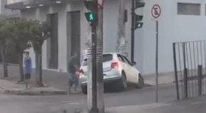 Gol bate na trave: acidente de carro &eacute; filmado em Divin&oacute;polis; motorista foge