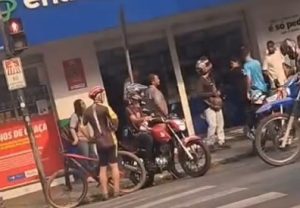 V&iacute;deo: motorista de &ocirc;nibus &eacute; agredido por motociclistas no Centro de Divin&oacute;polis