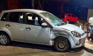 B&ecirc;bada ao volante, mulher causa dois acidentes e tem ataque epil&eacute;tico em Divin&oacute;polis