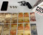 Armado, homem ameaça pessoas em bares, foge da PM de moto e é preso em Divinópolis