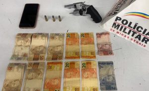 Armado, homem amea&ccedil;a pessoas em bares, foge da PM de moto e &eacute; preso em Divin&oacute;polis