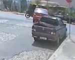 Invadiu a pista: carro arremessa motociclista na Av. Paraná em Divinópolis