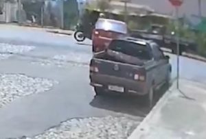 Invadiu a pista: carro arremessa motociclista na Av. Paraná em Divinópolis