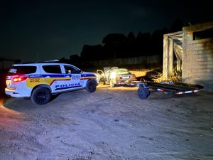 Carro furtado em Oliveira &eacute; encontrado na comunidade do Choro em Divin&oacute;polis
