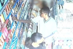 Homem furta shampoo &lsquo;na cara dura&rsquo; no Centro de Divin&oacute;polis