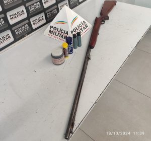 Idoso que amea&ccedil;ava neta e bisneto com espingarda &eacute; preso em Divin&oacute;polis