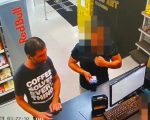 Vídeo: homem tenta furtar chocolate e é contido por funcionário em Divinópolis