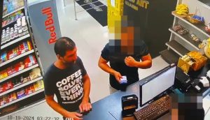 V&iacute;deo: homem tenta furtar chocolate e &eacute; contido por funcion&aacute;rio em Divin&oacute;polis