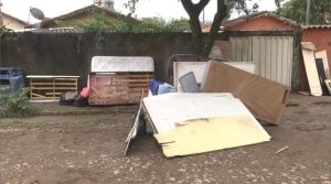 Moradores de Divin&oacute;polis t&ecirc;m casas alagadas e perdem m&oacute;veis com chuva de domingo (20)