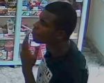 Vídeo: homem furta mochilas em menos de dez segundos em Divinópolis