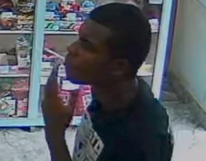 V&iacute;deo: homem furta mochilas em menos de dez segundos em Divin&oacute;polis