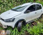 Quatro pessoas ficam feridas após carro cair em abismo na BR-354 em Formiga