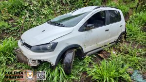 Quatro pessoas ficam feridas ap&oacute;s carro cair em abismo na BR-354 em Formiga