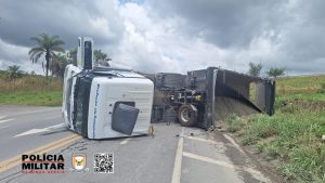 Caminh&atilde;o tomba e deixa motorista ferido na BR-354 em Formiga