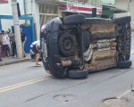 Vídeo: idosa fica presa debaixo de carro após acidente em Cláudio