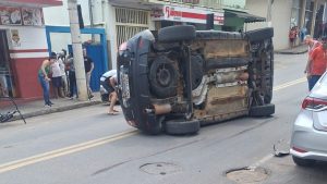 V&iacute;deo: idosa fica presa debaixo de carro ap&oacute;s acidente em Cl&aacute;udio