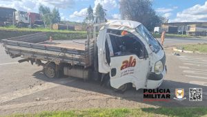 Duas pessoas ficam feridas em acidente entre caminhonete e caminh&atilde;o na MG-050 em Formiga