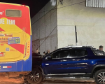Acidente entre carro e ônibus no bairro Danilo Passos