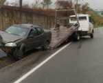 Vídeo: Motorista desvia de moto e bate em poste na Estrada de Ermida, em Divinópolis