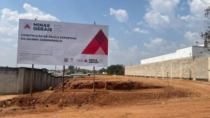 Divin&oacute;polis: Prefeitura inicia constru&ccedil;&atilde;o de pra&ccedil;a esportiva no bairro Jardin&oacute;polis