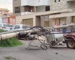 Caminhão derruba poste e deixa moradores sem energia na Grande BH