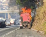 Caminhão pega fogo e interdita via marginal da rodovia Fernão Dias, em Betim